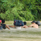 DESBORDES. Habitantes de Veracruz tratan de buscar refugio tras las intensas lluvias.