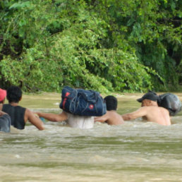 DESBORDES. Habitantes de Veracruz tratan de buscar refugio tras las intensas lluvias.