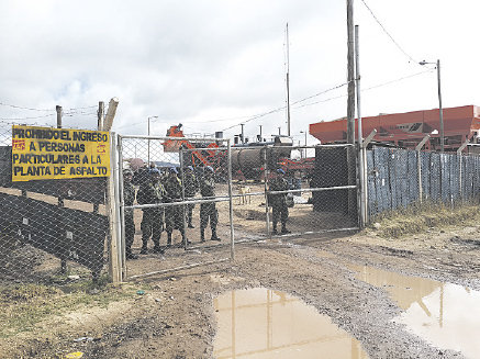 MILITARIZADA. Un grupo de militares permanece desde el pasado jueves en las instalaciones de la planta asfaltadora.