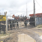 MILITARIZADA. Un grupo de militares permanece desde el pasado jueves en las instalaciones de la planta asfaltadora.