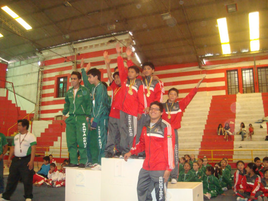 Los gimnastas chuquisaqueos de la categora Infantil en el podio de los vencedores, con Espinoza al frente.