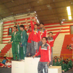 Los gimnastas chuquisaqueos de la categora Infantil en el podio de los vencedores, con Espinoza al frente.