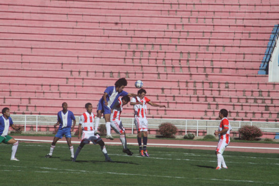 Cementeros y refineros sostuvieron ayer un partido amistoso en el estadio Patria, a una semana del inicio del torneo local de fttbol.