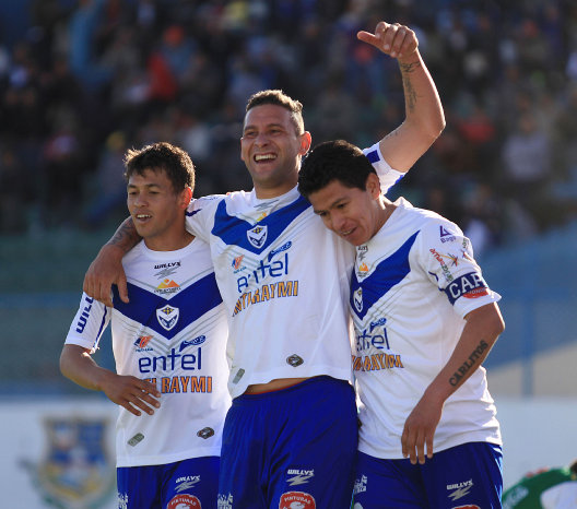 Los jugadores de San Jos celebran el ltimo tanto de Neumann (c) que le dio el triunfo al local.