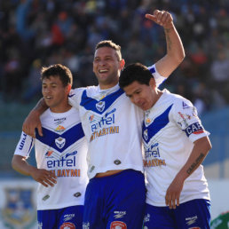 Los jugadores de San Jos celebran el ltimo tanto de Neumann (c) que le dio el triunfo al local.