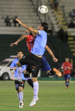 Una escena del partido de ayer, entre celestes y rojos, en el estadio Ramn Aguilera Costas.