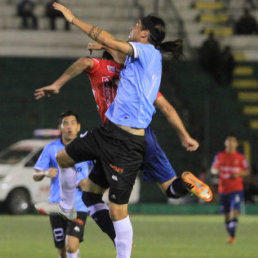 Una escena del partido de ayer, entre celestes y rojos, en el estadio Ramn Aguilera Costas.