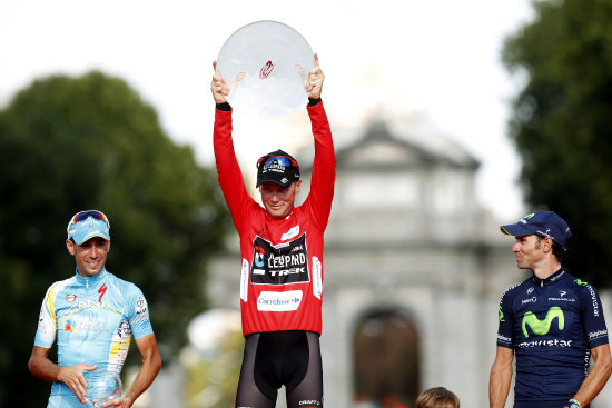 El estadounidense Chris Horner (c), a sus 41 aos de edad, se convirti en el pedalista ms veterano en ganar la prueba ciclstica espaola.