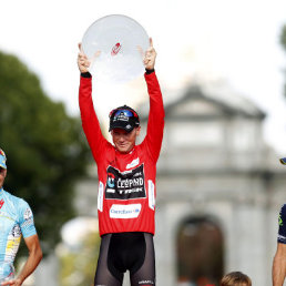 El estadounidense Chris Horner (c), a sus 41 aos de edad, se convirti en el pedalista ms veterano en ganar la prueba ciclstica espaola.