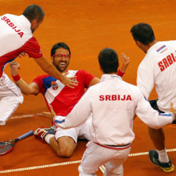 Tipsarevic le dio el triunfo a Serbia para acceder a la final de la Copa Davis.