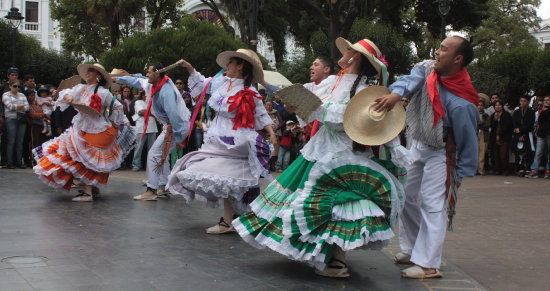 ESPECTCULO. Una presentacin de danza en la plaza 25 de Mayo, durante el Festival Internacional de la Cultura del ao pasado.