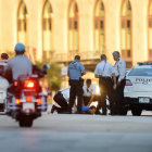 VIOLENCIA. Brigadas de la Polica de Washington vigilan una calle prxima a donde se produjo el mortal tiroteo.