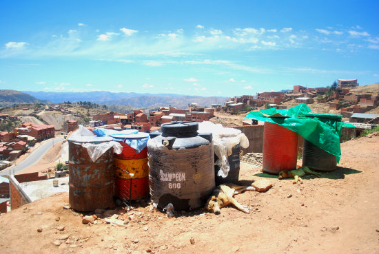 ESPERA. Los vecinos recogen el agua en turriles y en todo tipo de recipientes para sus actividades domsticas y de aseo personal.