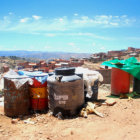 ESPERA. Los vecinos recogen el agua en turriles y en todo tipo de recipientes para sus actividades domsticas y de aseo personal.