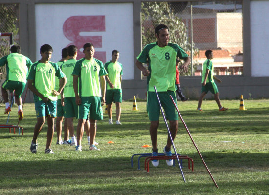 El equipo trabaj arduamente ayer, en la cancha del Complejo Deportivo El Bosquecillo.