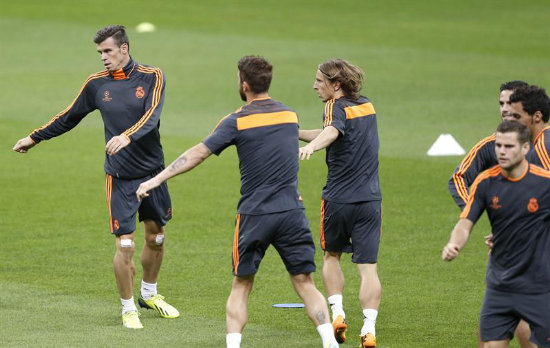 El jugador gals del Real Madrid, Gareth Bale (i) junto a Sergio Ramos (2i) y Luka Modric (3i) en Estambul.