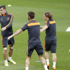 El jugador gals del Real Madrid, Gareth Bale (i) junto a Sergio Ramos (2i) y Luka Modric (3i) en Estambul.