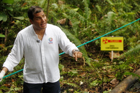 DENUNCIA. Rafael Correa durante su explicacin en la selva ecuatoriana.