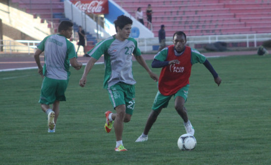 El delantero Gustavo Pinedo (d) ser una de las variantes que presentar Universitario en el partido de maana, frente a Oriente Petrolero.