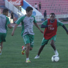 El delantero Gustavo Pinedo (d) ser una de las variantes que presentar Universitario en el partido de maana, frente a Oriente Petrolero.