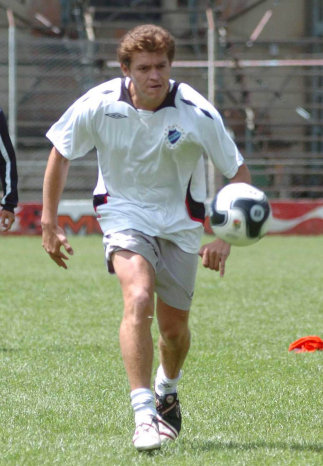 Miguel Hoyos jugar como lateral.