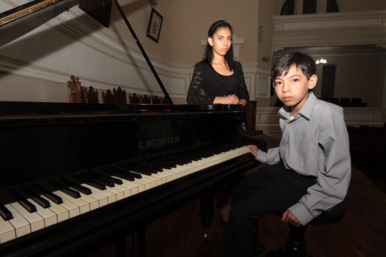 TALENTOS. Los jvenes pianistas se presentaron ayer en el Paraninfo Universitario.