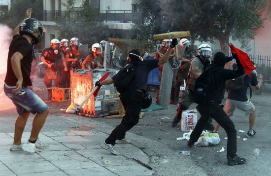 DISTURBIOS. Violencia en Atenas.