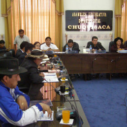 DELIBERACIN. El pleno de la Asamblea Legislativa Departamental inici ayer con el tratamiento en grande del proyecto de Estatuto Autonmico Departamental.