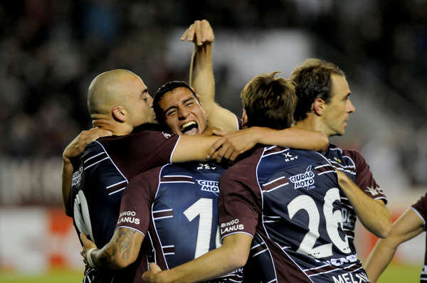 Los jugadores de Lans celebran uno de los goles del triunfo.