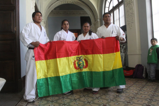 Los chuquisaqueos Ivn Zrate (i), Rosario Barrios (2i), Mariela Zrate (2d) y Rafael Cisneros (d) irn al Panamericano.