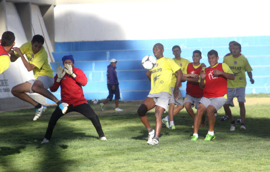 Los jugadores de Universitario durante el cierre de prcticas de ayer, en El Bosquecillo, donde el equipo ensay jugadas con baln parado.