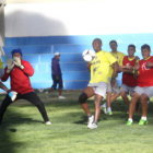 Los jugadores de Universitario durante el cierre de prcticas de ayer, en El Bosquecillo, donde el equipo ensay jugadas con baln parado.