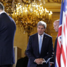 ADVERTENCIA. El secretario de Estado norteamericano (c) durante una rueda de prensa conjunta con su colega britnico William Hague.