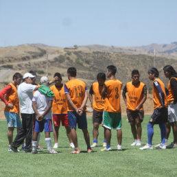 Los rubronegros entrenaron ayer en la cancha de csped sinttico de la zona de Qora Qora.