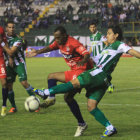 El delantero de Universitario, Gustavo PInedo, disputa el balon con el lateral de Oriente, Marvin Bejarano, durante el partido de anoche.