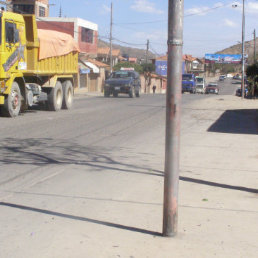 AVENIDA: Vecinos exigen que al menos se inicie con el retiro de postes de la calzada.