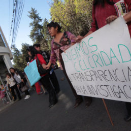 MARCHAS. Los familiares del maestro acusado marcharon por la ciudad alegando su inocencia.