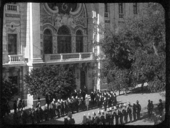 HISTORIA. Fotograma de una pelcula familar que data de la dcada de 1920, donde se aprecia un desfile militar con autoridades saliendo del Palacio de Gobierno en Sucre.