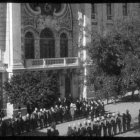 HISTORIA. Fotograma de una pelcula familar que data de la dcada de 1920, donde se aprecia un desfile militar con autoridades saliendo del Palacio de Gobierno en Sucre.