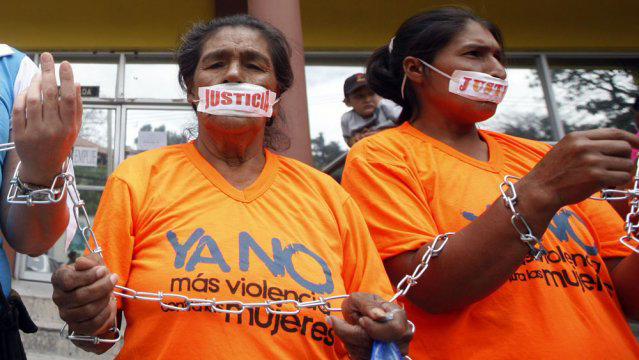 PROTESTA. Las mujeres demandan atencin de la justicia para poner freno a la violencia.