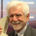 TECNOLOGA. Martin Cooper, diseador del telfono DynaTac de Motorola.