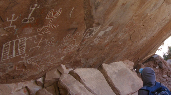 ATRACTIVO. La ruta contempla una caminata en la que la naturaleza y las pinturas rupestres cobran protagonismo.