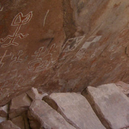 ATRACTIVO. La ruta contempla una caminata en la que la naturaleza y las pinturas rupestres cobran protagonismo.