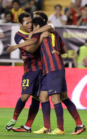 Los jugadores del Barcelona celebran uno de los goles convertidos por Pedro.