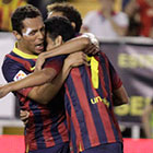 Los jugadores del Barcelona celebran uno de los goles convertidos por Pedro.