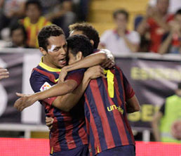 Los jugadores del Barcelona celebran uno de los goles convertidos por Pedro.