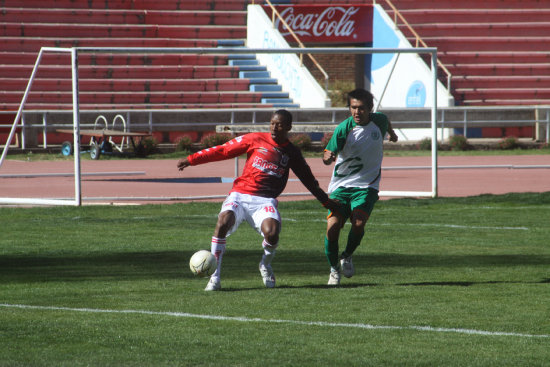 El colombiano Vctor Snchez (i), de Fancesa, protege el baln ante la marca de un rival de Guaran, en el partido jugado ayer, en el estadio Patria.