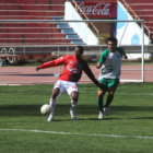 El colombiano Vctor Snchez (i), de Fancesa, protege el baln ante la marca de un rival de Guaran, en el partido jugado ayer, en el estadio Patria.