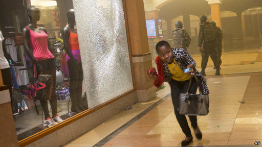 ESCAPE. Una de las rehenes que sobrevi al ataque terrorista huye del centro comercial.