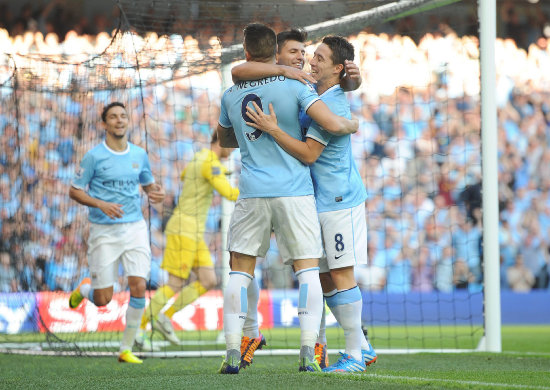 Los jugadores del City celebran uno de los goles anotados al United.